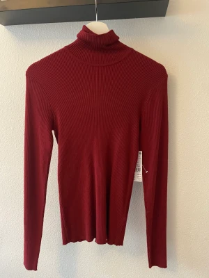 Oanvänd polotröja - Oanvänd polotröja från ginatricot 