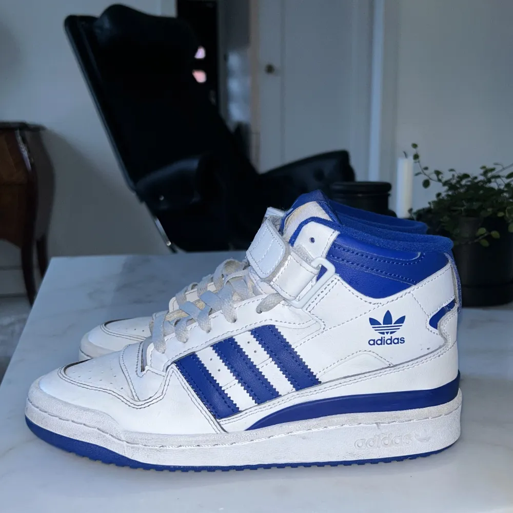 adidas forum mid i team royal blue. väldigt bra skick. har orginalbox. . Skor.