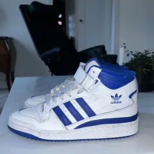 adidas forum mid i team royal blue. väldigt bra skick. har orginalbox. 