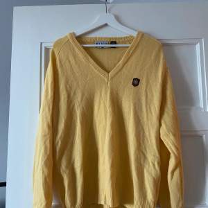 Fin tröja i en gul färg utan att den blir skrikig. Mysig och enkel att stylea.  Storlek: M Prutning välkommet