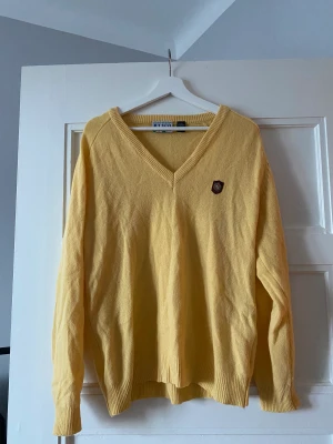 Mysig större tröja - Fin tröja i en gul färg utan att den blir skrikig. Mysig och enkel att stylea.  Storlek: M Prutning välkommet