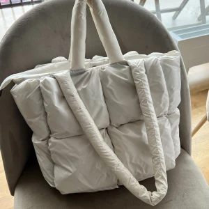 Fluffig väska - Medelstor. Får plats med smidig laptop. Ca 35x35 cm. Fint skick, inga skador🌸