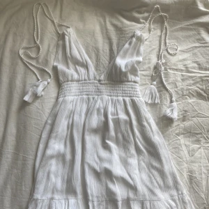 Pull&bear kort vit sommarklänning  - Säljer dennna skitsnygga vita sommarklänningen i storlek S, då jag aldrig använt den! Om du har övriga frågor eller vill ha fler bilder är det bara att hmu! Skriv vid intresse. Kolla gärna in min profil <3