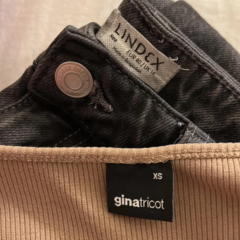 Jag har haft mina byxor i ungefär ett halvår men nu börjar de bli för små, GinaTricot toppen köpte jag för ungefär 1 år sedan men den har använts ungefär tre gånger. Jag har lagt ut denna för bara jeans men det är en hel outfit.. Jeans & Byxor.