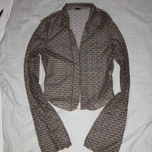 Mesh topp - Mönstrad mesh top med lite slits där fram och krage🤎 köpt second hand 🤎aldrig använd 
