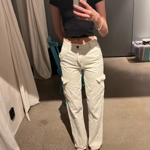 Vita cargos - Ett par vita skit snygga cargos. Säljer för de är inte min stil längre. De är i jätte bra skick. 