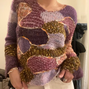 Stickad färglad tröja - Lite figursydd och superskön! Står ingen storlek men skulle tippa på en S/M. Jag är ofta en blandning av s/m och den sitter bra på mig. Felfri!