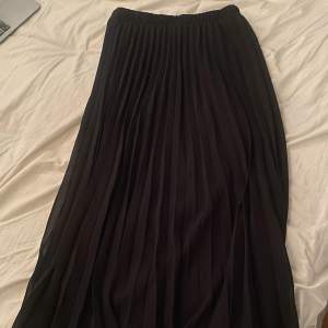 Svart lång jättefin kjol. Använd 1 gång, i storlek 34. 