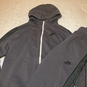 Nike - Jag säljer min Nike dress för 650. Nypris 1k den är knappt använd då den är för liten för mig. storlek 158-170cm, kan frakta men köparen står för frakten, Tar emot byten