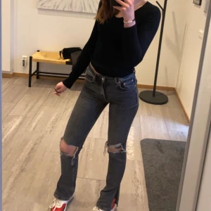 Slitna jeans med slits från zara - Jeans med hål i knäna och slit på sidan längst ner. Jag är ca 175 cm lång och har storken 36💞 inte använda så många gånger, frakt 66 kr står köpare för