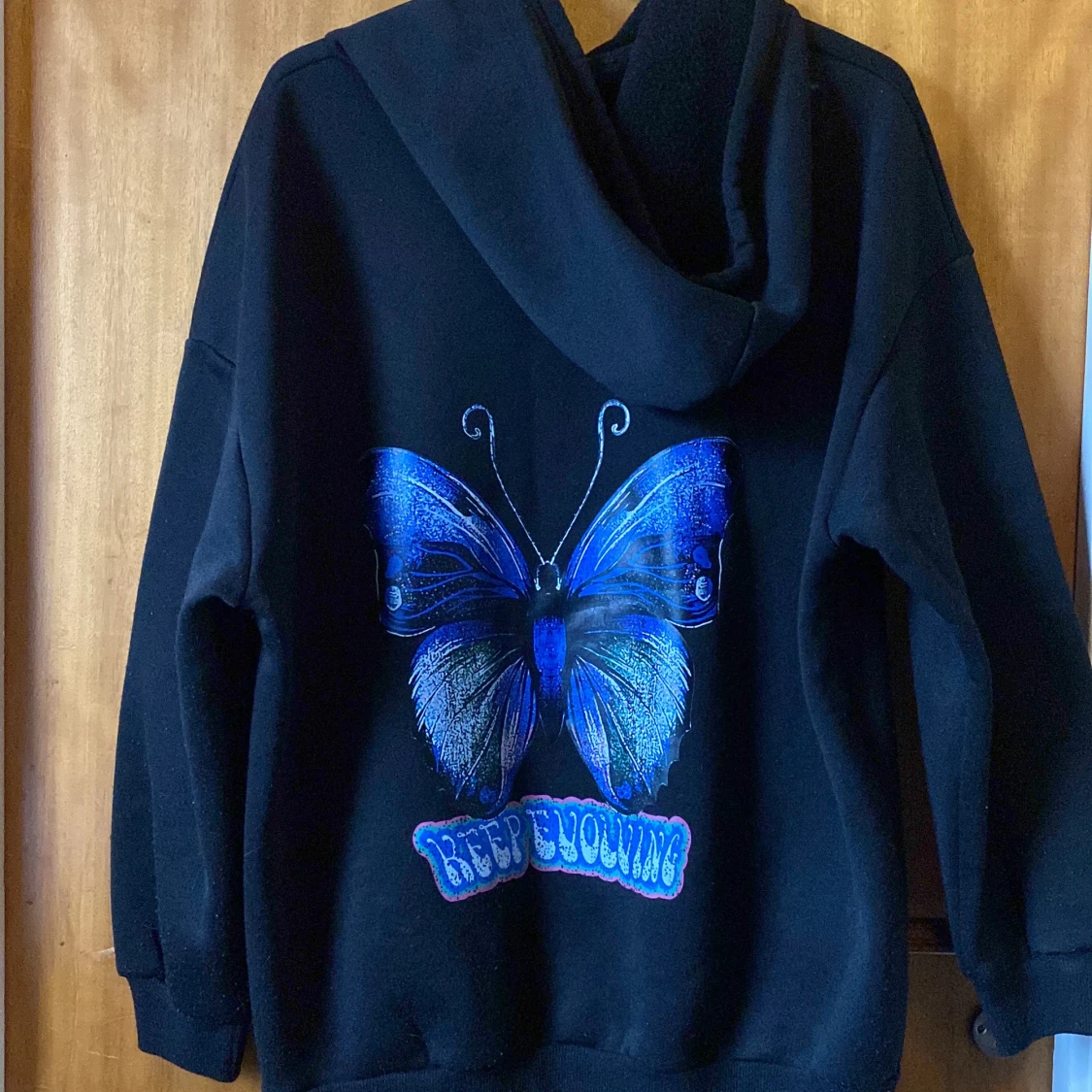 Svart hoodie med fjäril - 91