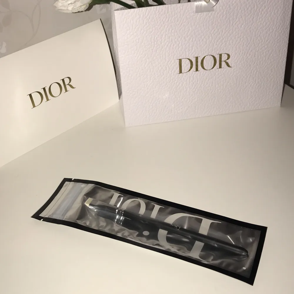 Säljer denna helt nya och oöppnade eyeliner brush från Dior, perfekt för att skapa en vingad Eyeliner från en ögonskugga eller kajal. 🤍. Övrigt.