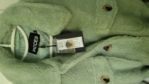 Jackan  - Fel köpte liten på storleken passa nån som har M sälja för 200