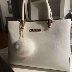 väska  - säljer en väska, (GUESS) denna väska är fejk, har aldrig använt denna väska, men den är jätte fin men jag kommer aldrig att använda den. Den har 3 fack på insidan där man kan ha lite vad man vill. Kontakta på DM om ni vill ha! mer bilder kan fås 🫶🏻