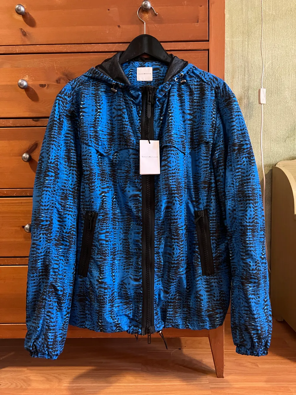 Blå windbreaker med unikt mönster från Costume National. Köpt second hand, dragskon vid bottnen är reparerad en gång. Annars bra skick. Size 46, regular fit. Skicka DM om du vill veta mått eller har andra frågor. Spana gärna in mina andra annonser också!. Jackor.