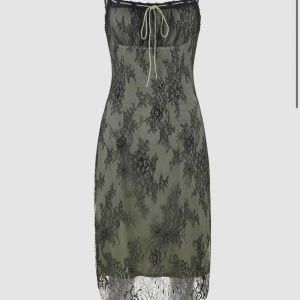 Sommarklänning  - Ska sälja denna klänningen då det inte är min stil längre. Inga defekter och den är mycket mer figursydd än vad det ser ut på bilden. Om ni har intresse skriv gärna så kan skicka bilder på hur den ser ut på. Storlek S❤️ original pris 371kr. Andvänt 1 gång.