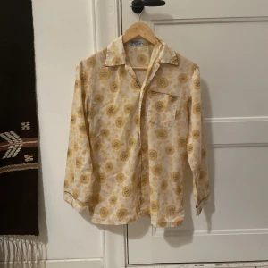 Fet skjorta! - Fet vintage skjorta! Perfekt använt skick, inga defekter. Storlek M. Möts i Malmö och tar Swish. Står ej för frakt eller postens slarv (: