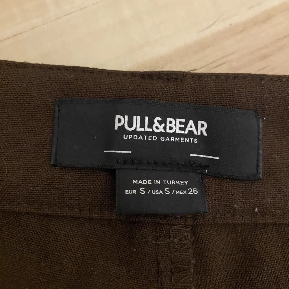 Säljer dessa bruna kostymbyxor från Pull & Bear. Använda cirka 3-4 gånger så de är som nya nästan. Köptes för 399kr och säljs för 200kr . Jeans & Byxor.