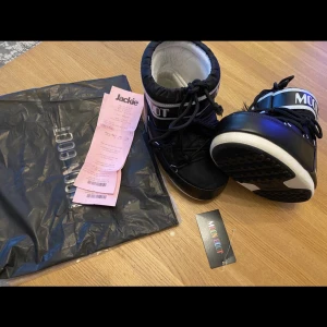 Moon boots - Säljer mina moon boots använda 2-3 gånger nya!   Kvitto finns   Köpta för 1500kr på jackie det här året 