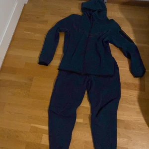 Nike tech fleece - En hel Nike tech traksuit som jag säljer för 750 i bra skick. Köpte den förra våren, använt lite då och då men den är i bra skick. Färgen är mörkblå.
