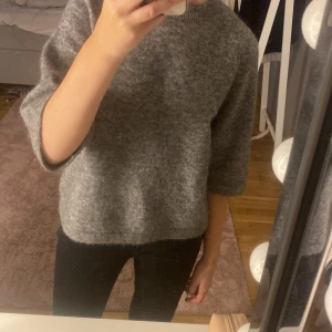 Boxy Alpacka Knit tshirt - Så fin other stories tröja men säljer på grund av att ja inte tycker ja passar i färgen❣️ SKULLE ÄVEN KUNNA BYTA MOT EN ANNAN FÄRG💘 tröjan är i strl M men passar mig som vanligt vis är xs-s