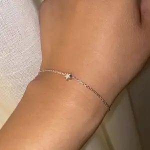 Säljer ett Edblad armband som är silvrigt med en lite sjärna på sig. Super fint och nästan helt ny, är andvänd 3 gånger💓 Köpte för 199kr Säljer för 169kr+ frakt på ca 13kr💓skriv gärna om ni har andra prisförslag 💓