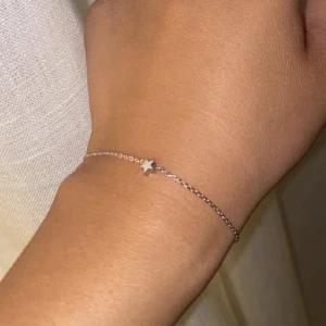 Edblad armband silver  - Säljer ett Edblad armband som är silvrigt med en lite sjärna på sig. Super fint och nästan helt ny, är andvänd 3 gånger💓 Köpte för 199kr Säljer för 169kr+ frakt på ca 13kr💓skriv gärna om ni har andra prisförslag 💓