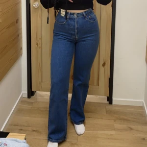 Levis ribcage straight ankle  - Raka jeans från Levis.  Skitsnygga, säljer då de i nuläget är för stora för mig.  Använda fåtal gånger under förra sommaren. Jättefint skick. 31 i längd. Jag är 1,60 för referens. Nypris ca 1300kr