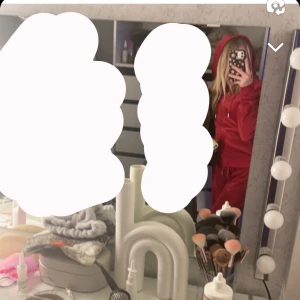 Juicy conture  - Hej, säljer mitt röda juicy sätt eller om ni bara vill ha byxorna eller hoodien så skicka på dm för pris osv, skriv på dm för fler bilder. Säljer pga ska köpa blåa! Helt ny skick använd typ 4 gånger ❤️