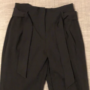 Kostymbyxor  - Jättefina kostymbyxor från ONLY i stl. 32/36, dem har en fin snörning i midjan och är i bra längd för mig som är runt 162-165❤️Skriv om ni undrar något!
