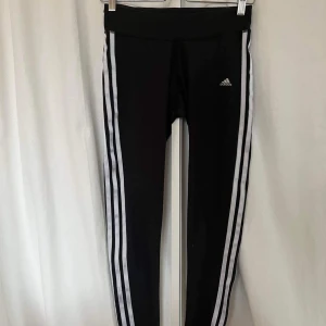 Adidas tights  - Svarta Adidas tights i storlek S. Använda många gånger, därav det billiga priset
