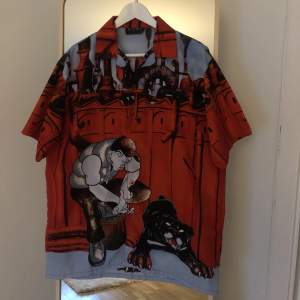 Säljer den här snygga vintage skjortan i storlek medium(oversized) i röd svart och blå!
