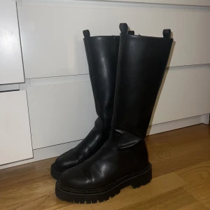 Boots  - Svarta boots ifrån Monki, strl 38. Använda några gånger, men ser nästintill nya ut!🧡