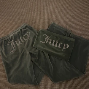 Grönt juicy sett - Lägger upp igen pga falsk köpare!  Grönt juicy sett med text på rumpan,  byxorna är i storlek XS och toppen i storlek S💚 Lite lite nertrampat vid fötterna. Måste inte köpas som ett sett! Byxorna - 450 +frakt Toppen 200 +frakt