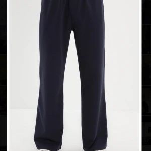 Marinblåa mjukisbyxor  - Hej!  Säljer ett par marinblå mjukisbyxor från zalando då de var fel storlek och returrätten har gått ut.   Det är storlek S men sitter som medium!