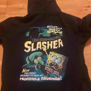 fet svampbob hoodie - svampbob hoodie med sjukt snyggt tryck på baksidan, nästan oanvänd strl S