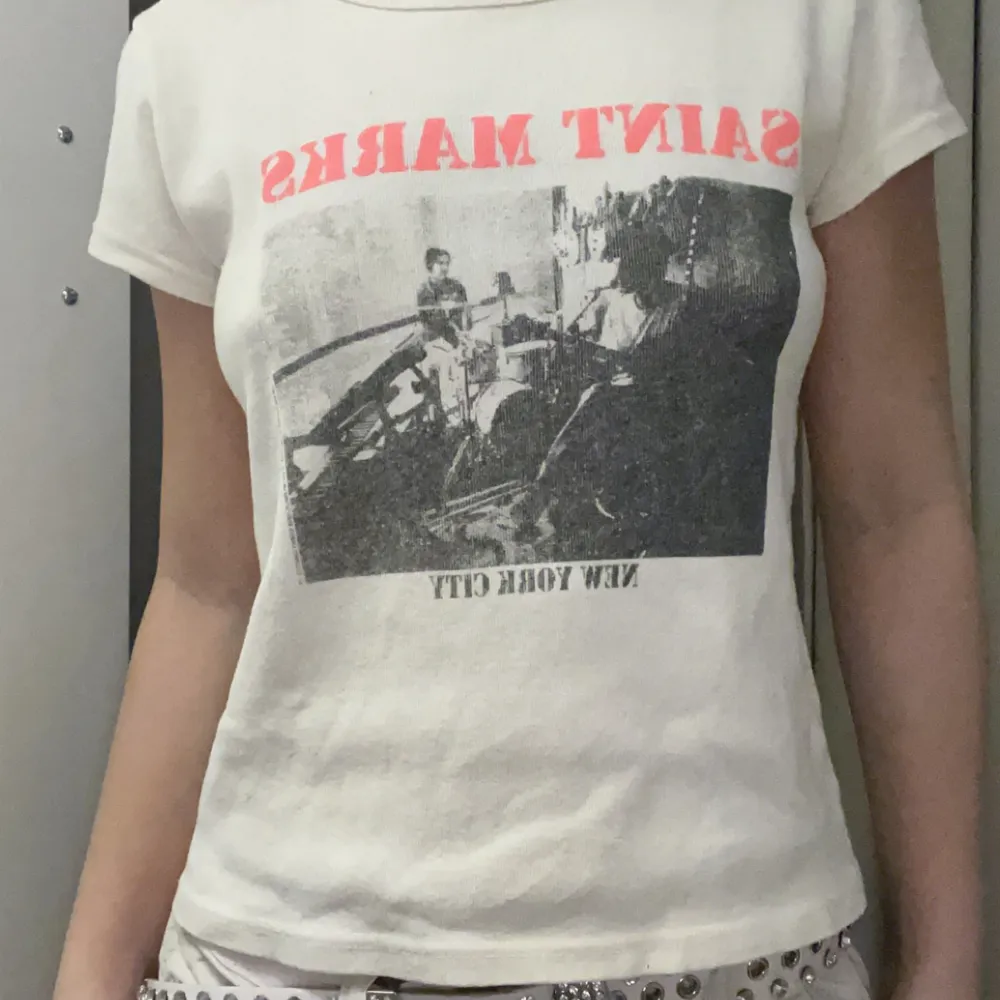 Fin t-shirt från Urban outfitters, nästan aldrig använd🫶💖passar till allt. T-shirts.