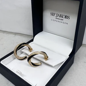 SIF JAKOBS COPENHAGEN Jewelley Örhängen  - Fina, näst intill oanvända SIF JAKOBS örhängen i modell ferrara! 18kt förgyllda, sterlingsilver 925.  Örhängen mått: Längd 27,4 mm, bredd 4,6 mm, tjocklek 4,6 Nypris 2749:- 