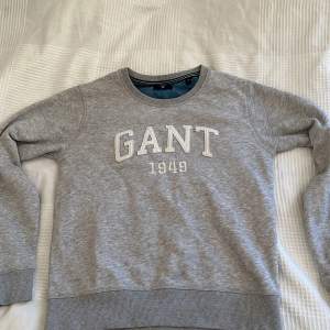 Grå sweatshirt från Gant, fint skick utan anmärkningar. skriv för fler bilder eller frågor.