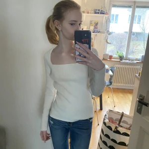 Vit tröja från hm - Super söt vit tröja från hm ändast prövad💖