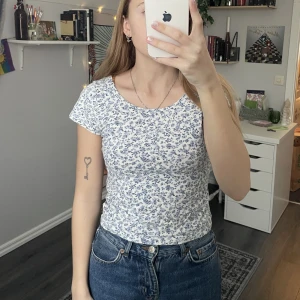 T-shirt - Jag säljer denna fina t-shirt jag köpte på plick förra sommaren som jag växt ur! Har även halvöppen rygg! Superfin och somrig som går att klä upp och ner. Köparen betalar för frakten, katt finns i hem 💗☺️