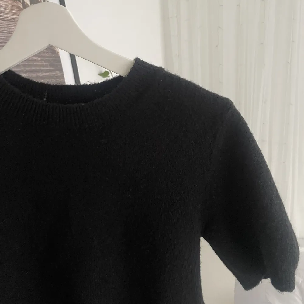 Säljer denna supermysiga stickade kortärmade tröjan ifrån hm, använd fåtal gånger och i väldigt fint skick 💕💖💓 strl s men skulle säga att den passar xs-m, skriv privat vid intresse !!! Köpare står för frakt ❤️‍🔥pris kan diskuteras <3. Stickat.