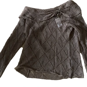 Söt genomskinlig topp - Super gullig brun genomskinlig topp med guld detaljer från hm. Ändast testad med lappar kvar. Är inte 100% säker på att jag vill sälja så säljer bara för bra pris.💖