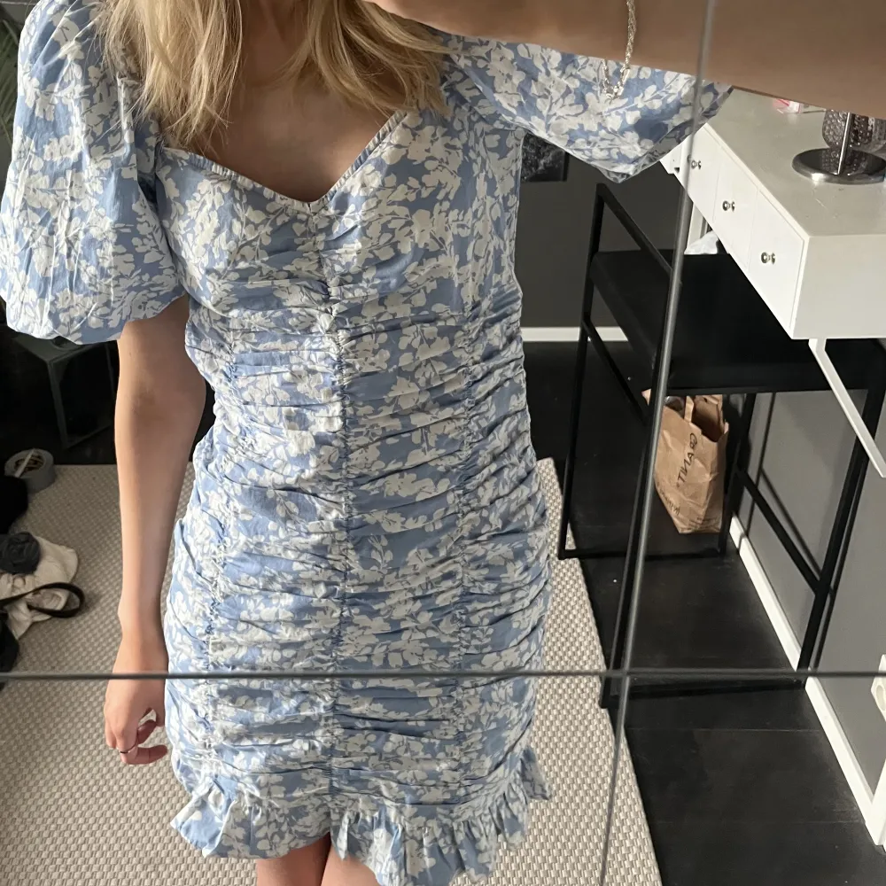 En super söt klänning från Gina som jag inte får någon användning av. Långdragkedja där bak så lätt att ta på sig den!  Passar även som student klänning😇. Klänningar.