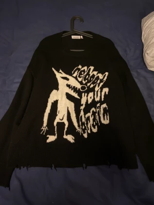 Stickad tröja från Weekday - Köpt från weekdays hemsida, jättesnygg stickad tröja i väldigt gott skick och den är knappt använd 9/10. 