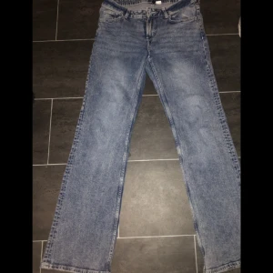 Lågmidjade jeans - Använt några gånger men säljer för dom är för stora på mig, jätte snygga lågmidjade jeans, storlek 40, nypris var 299kr