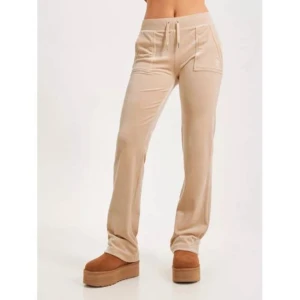 Juicy byxor ⭐️ - Säljer mina beiga Juicy Couture byxor i storlek S, då dem inte kommer till så mycket användning. Fint skick på dem!💓  Lånad bild från internet, vid intresse skickas självklart mer bilder!💓