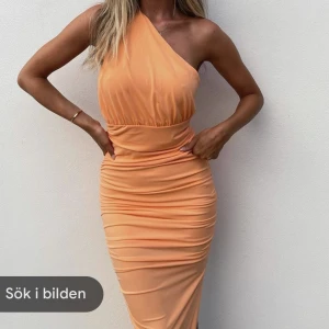 Klänning Nakd  - Säljer denna i storlek M. Aldrig använd. 