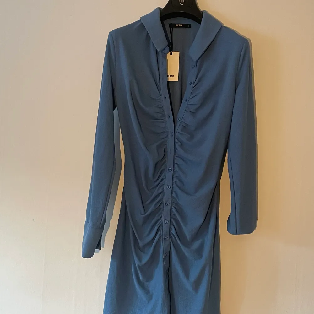 Super snygg blå klänning från Bikbok sitter super snyggt på! Endast testad. Klänningar.