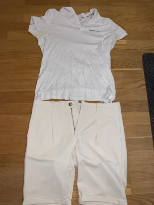 Kläder - Säljer kläder en fin tröja i Ck i S och fin shorts från Lindberg i storlek M pris kan diskuteras